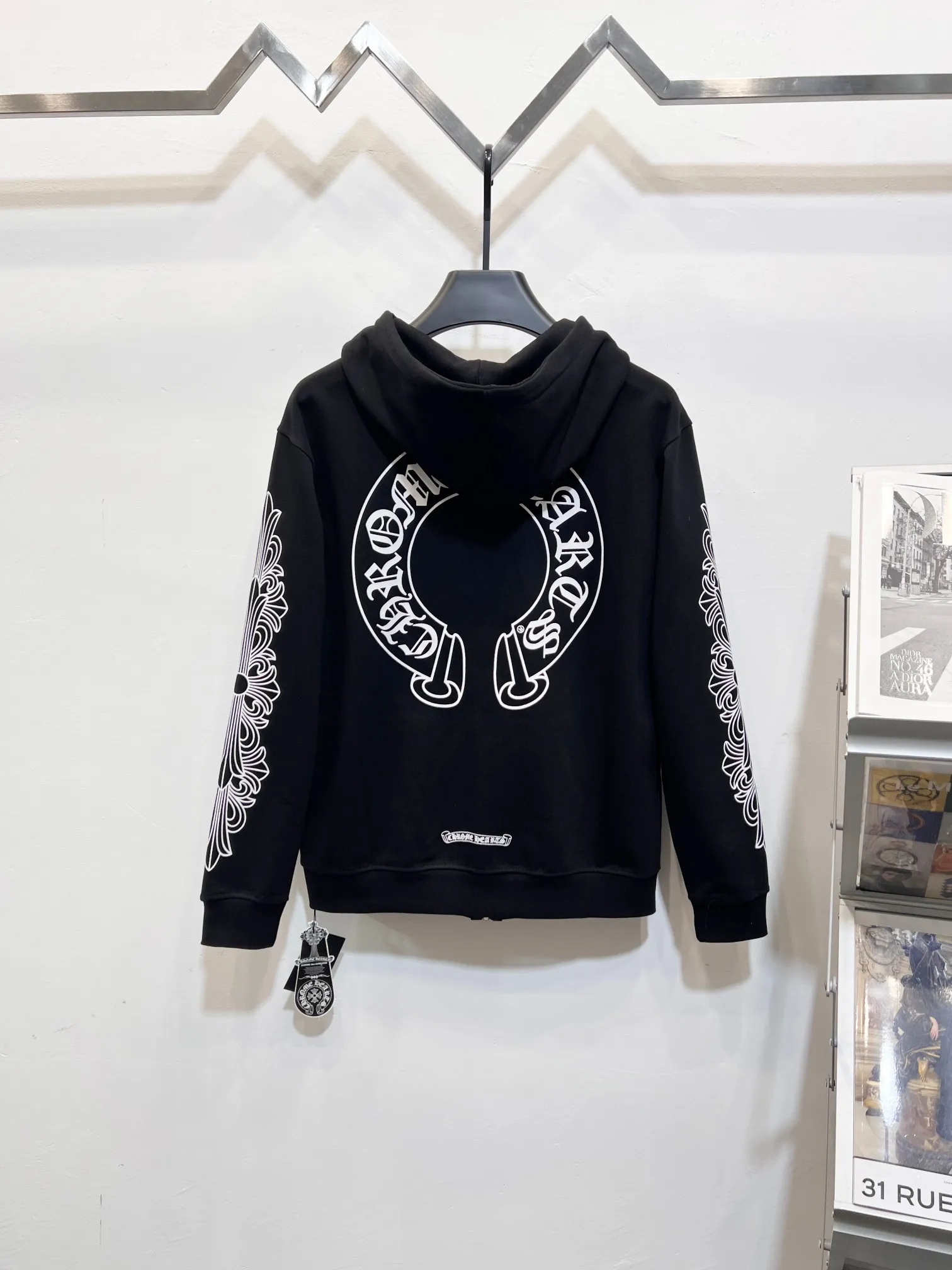 P260 (high quality) Style number: (G001) ChromeHearts 25 early autumn floral arm horseshoe hooded sweatshirt Sanskrit letter rattan flower cross horseshoe hooded sweatshirt The fabric is made of 440g pure cotton terry with matching threads Imported printing Original customization Hardware Color: Black Size: S-XL